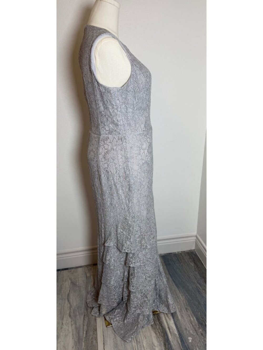 Lauren Ralph Lauren Silver Lace Sleeveless Gown with Ruffle Hem, Formal, SZ 14 - Picture 3 of 9